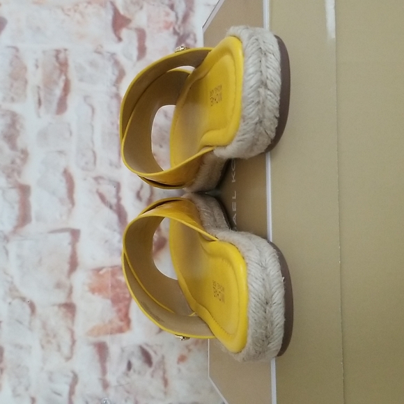 New Michael Kors Linden Croc-Embossed Sandals - Picture 5 of 13